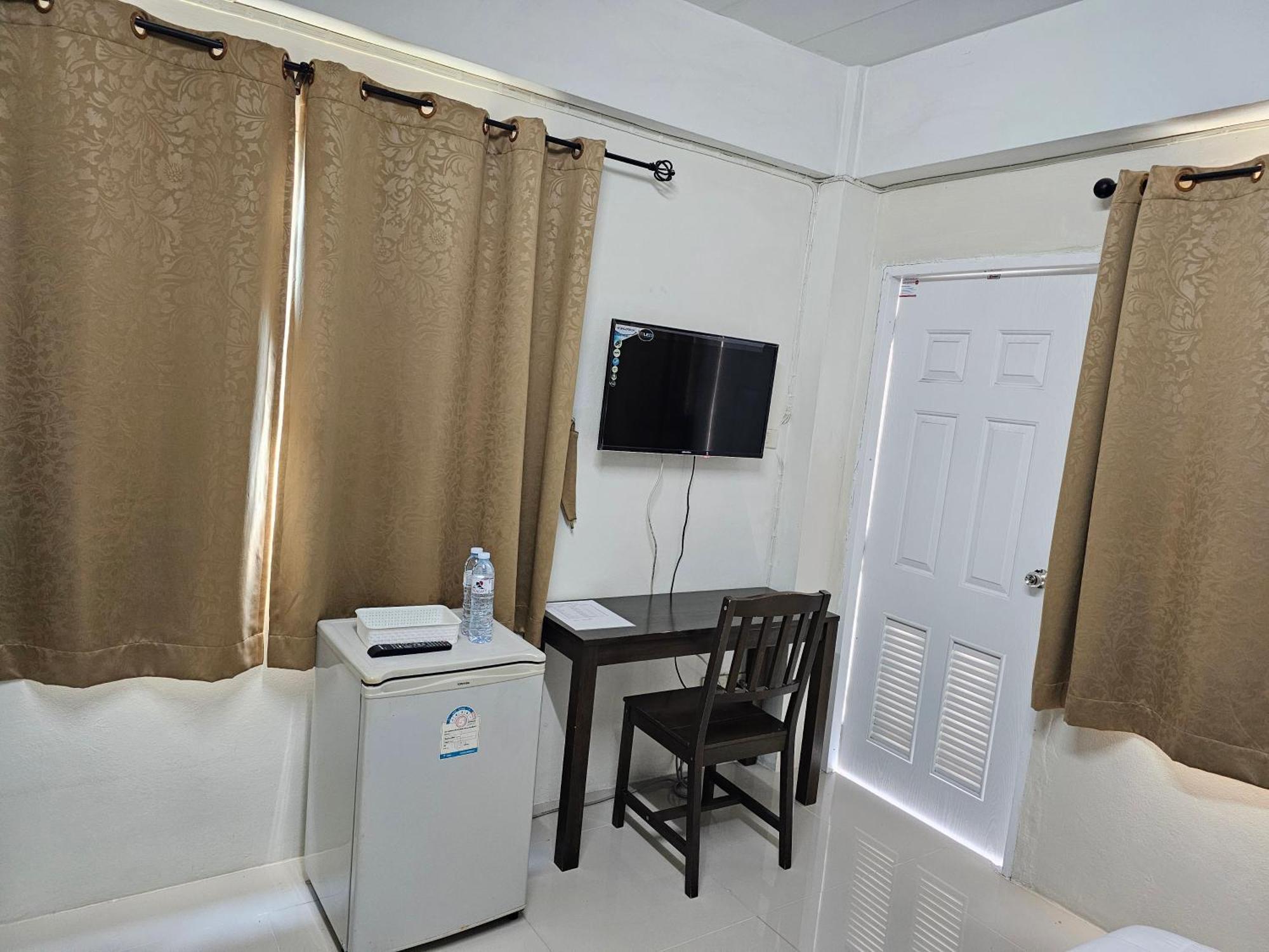 RedDoorz SI FAH at Bangsaen Hotel Ban Rong Khoei Exterior foto